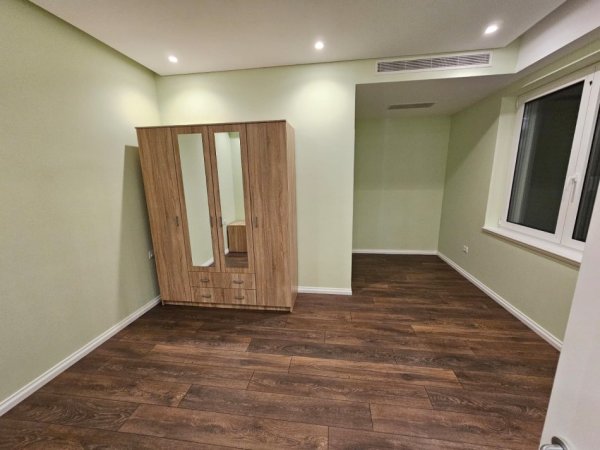 Tirane, jepet me qera 3 Katshe , 588 m² 5.000 € (10 MIN LARG QENDRES TEG)