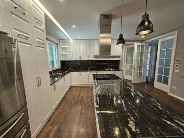 Tirane, jepet me qera 3 Katshe , 588 m² 5.000 € (10 MIN LARG QENDRES TEG)