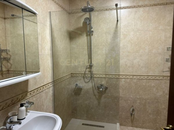 Tirane, jepet me qera apartament 3+1+Aneks+Ballkon Kati 11, 146 m² 1.000 € (Ish-Ekspozita)