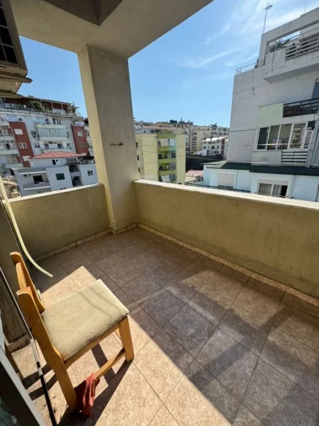 Tirane, jepet me qera apartament 1+1+Ballkon Kati 6, 65 m² 300 € (KRISTALI)