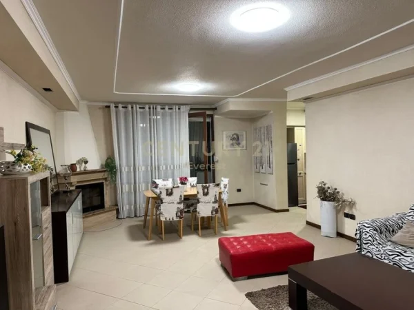 Tirane, jepet me qera apartament 3+1+Aneks+Ballkon Kati 11, 146 m² 1.000 € (Ish-Ekspozita)