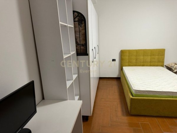 Tirane, jepet me qera apartament 3+1+Aneks+Ballkon Kati 11, 146 m² 1.000 € (Ish-Ekspozita)