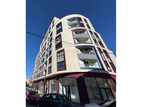 Tirane, shitet dyqan Kati 0, 145 m² 726.000 € (Komuna Parisit)