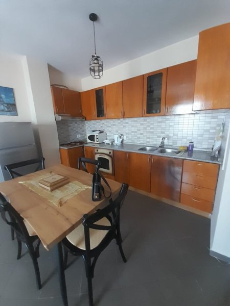 Tirane, jepet me qera apartament 2+1 Kati 6, 600 € 