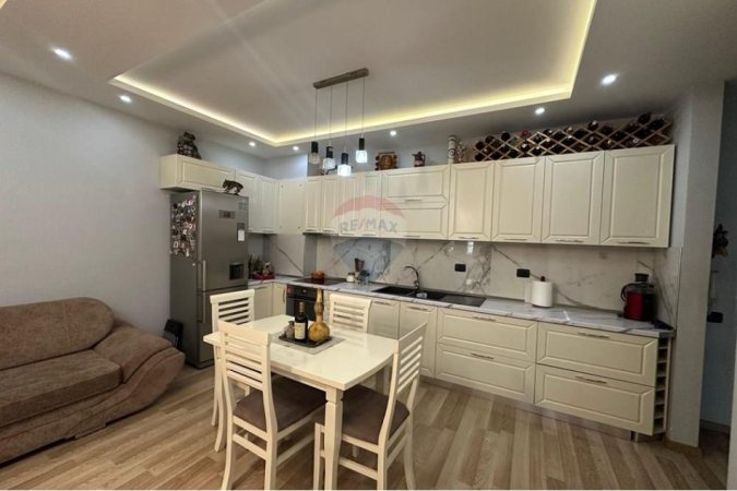Tirane, shes apartament 2+1+Ballkon , (Rruga Besim ALLA)