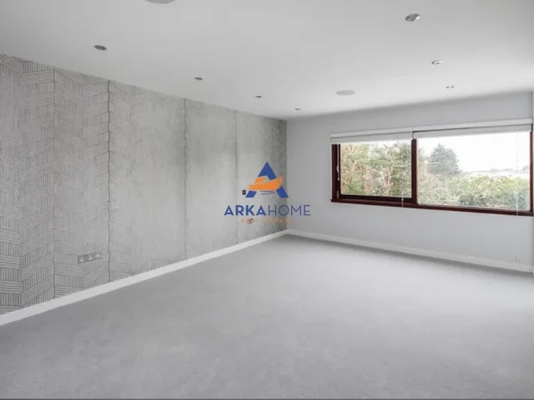 Tirane, jepet me qera zyre Kati 1, 50 m² 500 € (BRRYLI)