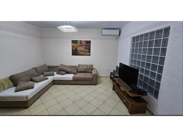 Tirane, jepet me qera apartament 2+1 Kati 4, 67 m² 500 € (Rr. Ferit Xhajko)