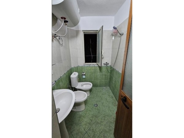 Tirane, jepet me qera apartament 2+1 Kati 4, 67 m² 500 € (Rr. Ferit Xhajko)