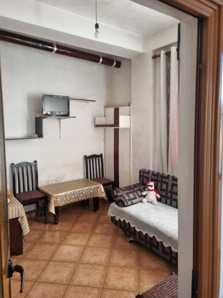 Tirane, jepet me qera apartament 2+1 Kati 2, 