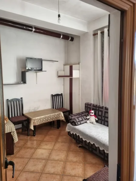 Tirane, jepet me qera apartament 2+1 Kati 2, 