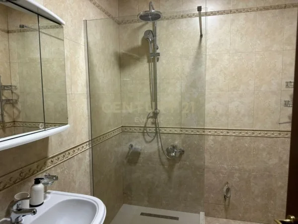 Tirane, jap me qera apartament 3+1 Kati 3, 146 m² 1.000 € 