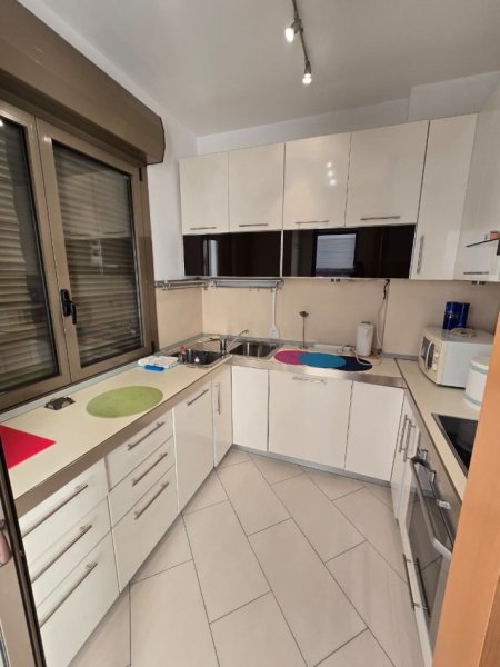 Tirane, jepet me qera zyre Kati 9, 106 m² 1.100 € (Sheshi Skenderbej)
