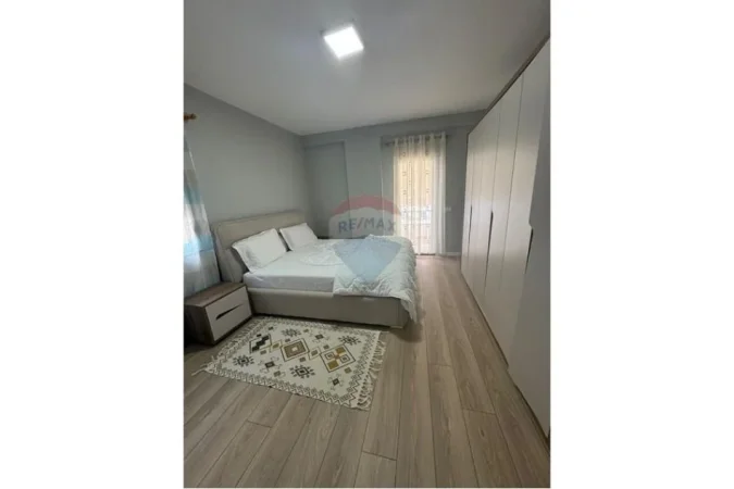 Tirane, jepet me qera apartament 2+1 Kati 4, 420 € (Rruga Thesarit)