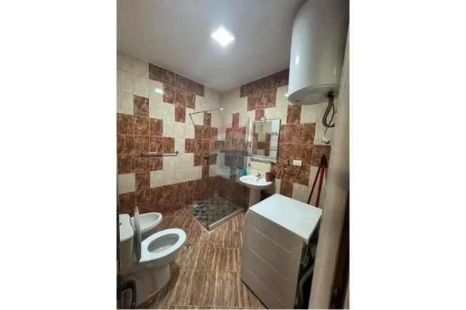 Tirane, jepet me qera apartament 2+1 Kati 4, 420 € (Rruga Thesarit)