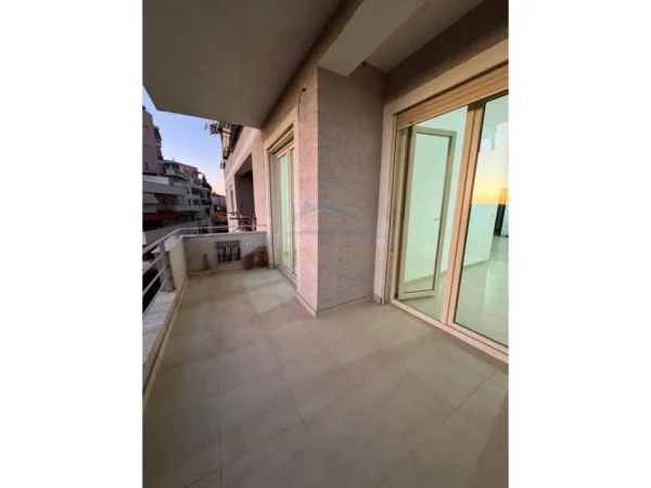 Tirane, shitet apartament 1+1 Kati 2, 79 m² 107.000 € (fresk)