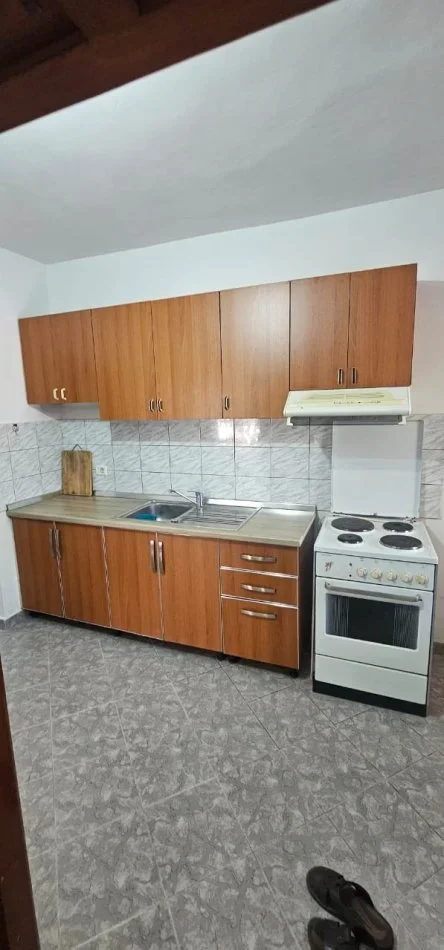 Tirane, jepet me qera apartament 1+1 Kati 1, 450 €