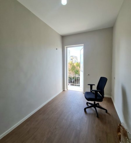 Tirane, jepet me qera zyre Kati 3, 63 m² 600 € (Stadiumi Dinamo)