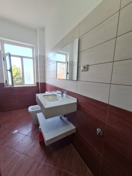 Tirane, jepet me qera zyre Kati 3, 63 m² 600 € (Stadiumi Dinamo)