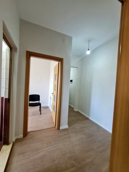 Tirane, jepet me qera zyre Kati 3, 63 m² 600 € (Stadiumi Dinamo)