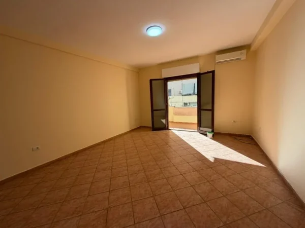 Tirane, jepet me qera ambjent biznesi Kati 4, 118 m² 727 € (Komuna e Parisit.)