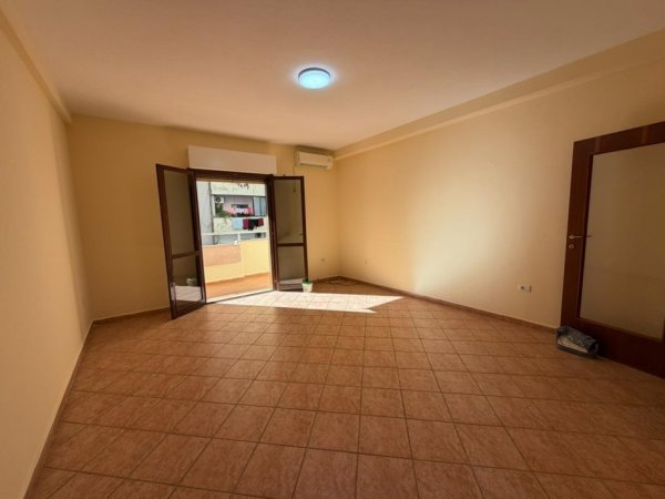 Tirane, jepet me qera ambjent biznesi Kati 4, 118 m² 727 € (Komuna e Parisit.)