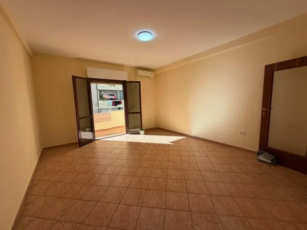 Tirane, jepet me qera ambjent biznesi Kati 4, 118 m² 727 € (Komuna e Parisit.)