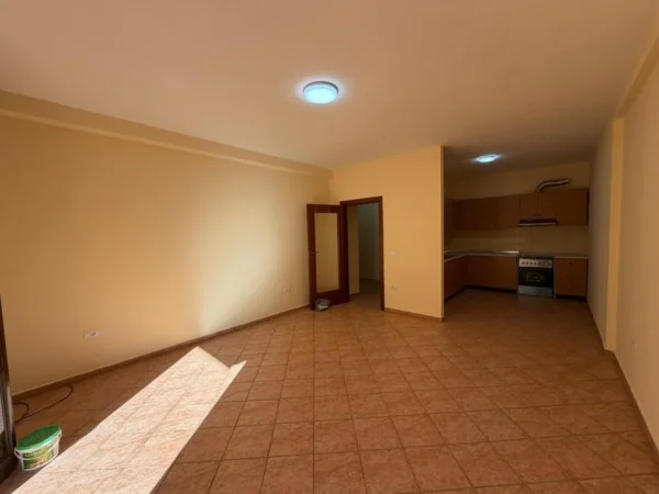 Tirane, jepet me qera ambjent biznesi Kati 4, 118 m² 727 € (Komuna e Parisit.)