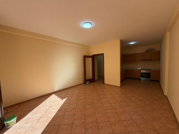 Tirane, jepet me qera ambjent biznesi Kati 4, 118 m² 727 € (Komuna e Parisit.)