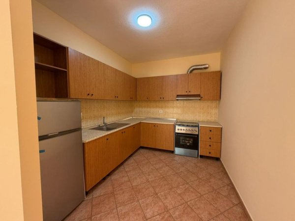 Tirane, jepet me qera ambjent biznesi Kati 4, 118 m² 727 € (Komuna e Parisit.)