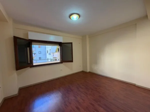 Tirane, jepet me qera ambjent biznesi Kati 4, 118 m² 727 € (Komuna e Parisit.)