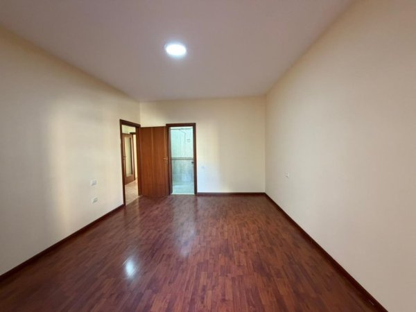 Tirane, jepet me qera ambjent biznesi Kati 4, 118 m² 727 € (Komuna e Parisit.)