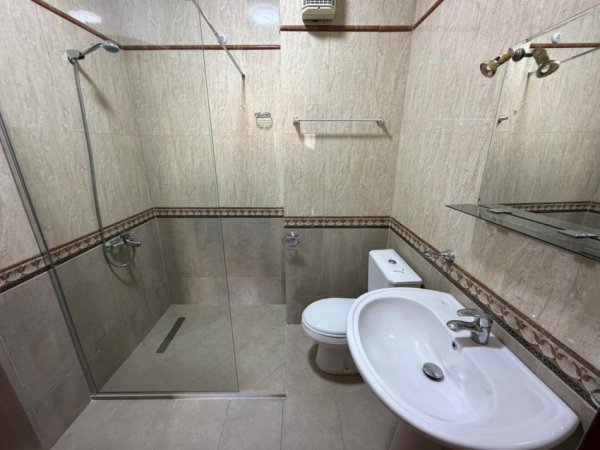 Tirane, jepet me qera ambjent biznesi Kati 4, 118 m² 727 € (Komuna e Parisit.)