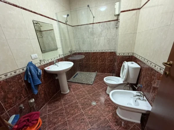 Tirane, jepet me qera ambjent biznesi Kati 4, 118 m² 727 € (Komuna e Parisit.)