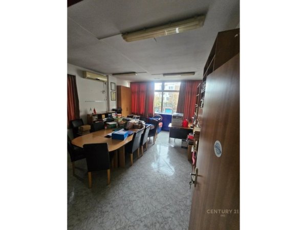 Tirane, jepet me qera zyre Kati 1, 190 m² 1.100 € (Rruga Bardhyl)