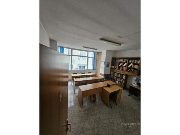 Tirane, jepet me qera zyre Kati 1, 190 m² 1.100 € (Rruga Bardhyl)