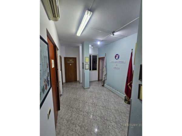Tirane, jepet me qera zyre Kati 1, 190 m² 1.100 € (Rruga Bardhyl)