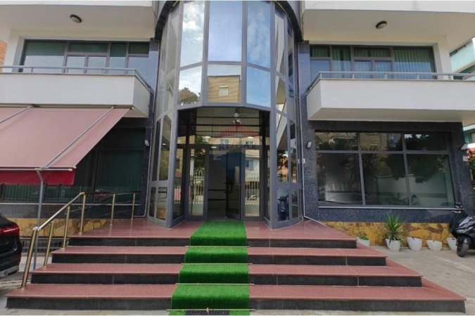Tirane, jepet me qera ambjent biznesi Kati 0, 196 m² 3.800 € (Rruga Xhanfize Keko, Tiranë)