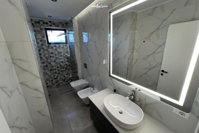 Tirane, jepet me qera apartament 3+1+Ballkon Kati 10, 210 m² 1.200 € (Future Home Residence)