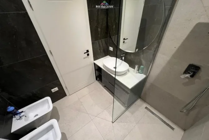 Tirane, jepet me qera apartament 3+1+Ballkon Kati 10, 210 m² 1.000 € (Future Home Residence)