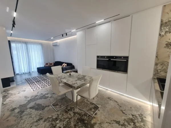 Tirane, jepet me qera apartament 1+1 Kati 2, 80 m² 1.200 € (Liqeni I Thate)