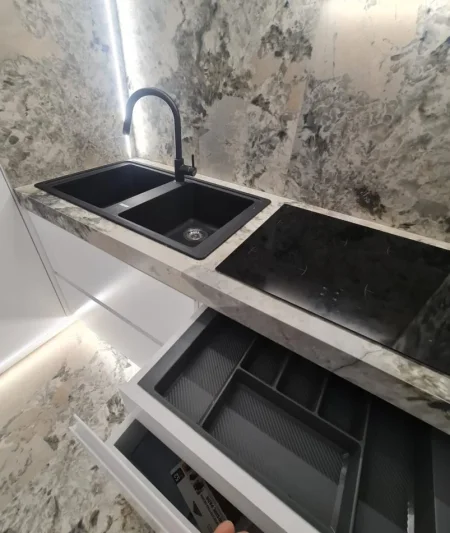 Tirane, jepet me qera apartament 1+1 Kati 2, 80 m² 1.200 € (Liqeni I Thate)