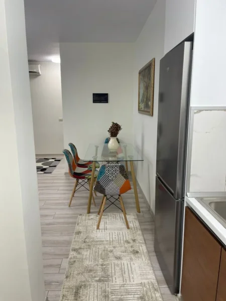 Tirane, jepet me qera apartament 1+1+Ballkon Kati 9, 70 m² 900 € (Rruga e Kosovareve)