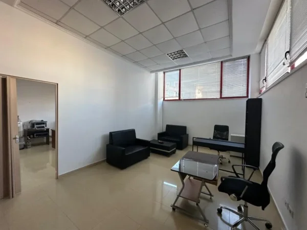 Durres, jepet me qera zyre Kati 1, 52 m² 500 € (Vollga,durres)