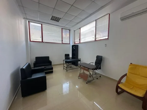 Durres, jepet me qera zyre Kati 1, 52 m² 500 € (Vollga,durres)