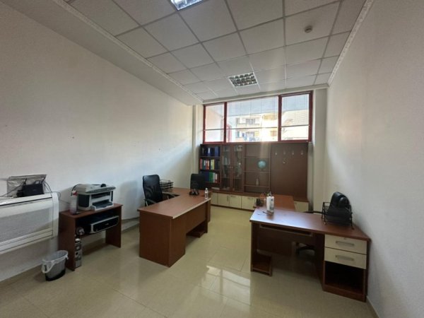 Durres, jepet me qera zyre Kati 1, 52 m² 500 € (Vollga,durres)