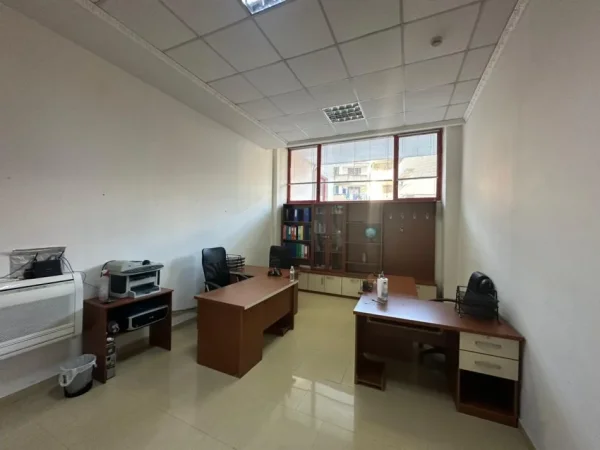 Durres, jepet me qera zyre Kati 1, 52 m² 500 € (Vollga,durres)