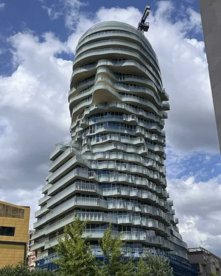 Tirane, jepet me qera ambjent biznesi Kati 11, 96 m² 1.600 € (Ambient për Zyra me Qira ne Qender te Tiranes)