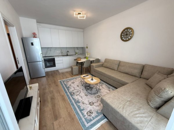 Tirane, jepet me qera apartament 2+1 Kati 4, 91 m² 450 € (UNIVERS CITY)