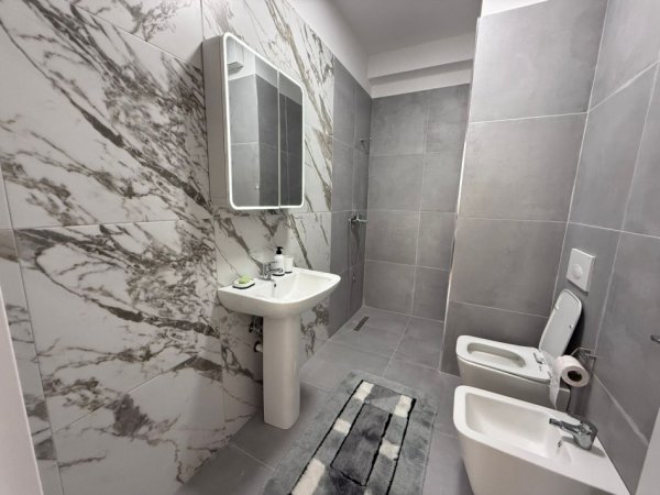 Tirane, jepet me qera apartament 2+1 Kati 4, 91 m² 450 € (UNIVERS CITY)