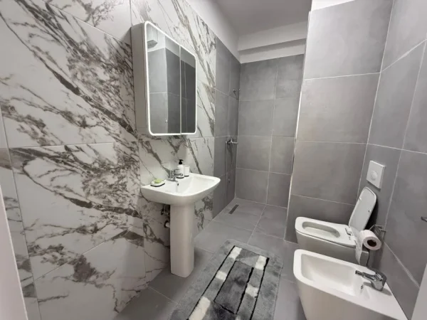 Tirane, jepet me qera apartament 2+1 Kati 4, 91 m² 450 € (UNIVERS CITY)